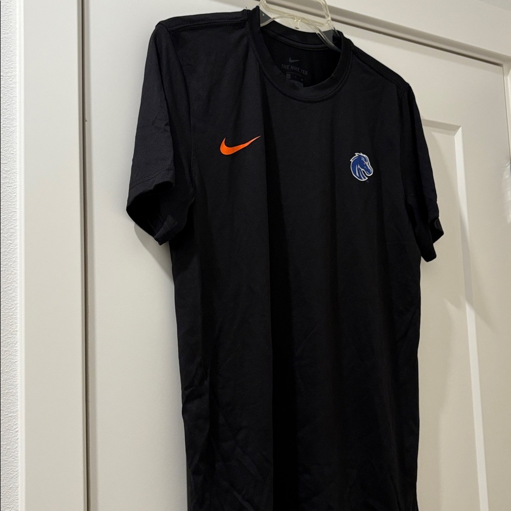 NEW [Nike] Boise State Broncos NCAA Logo Short-Sleeve Dri-Fit Black Shirt Mens S - Picture 3 of 8